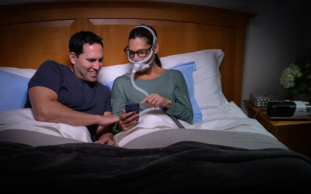 healthcare-professionals-airfit-f40-couple-in-bed-woman-on-therapy-jpg